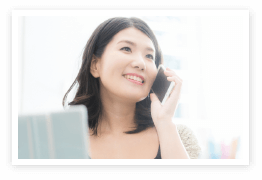 電話で問い合わせをするお客様のイメージ