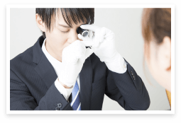 骨董品の査定をする鑑定士