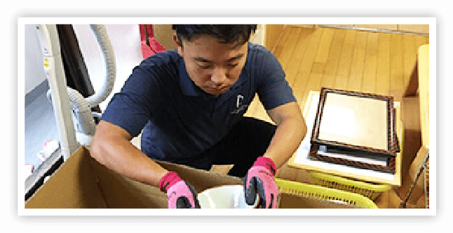 遺品整理業者が実際に作業を行っている画像