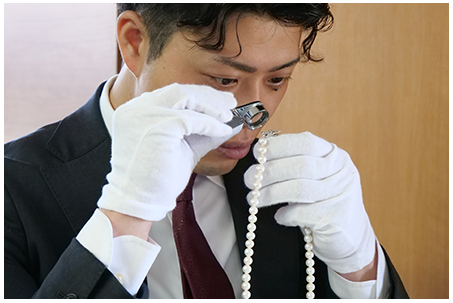 買取品目を鑑定する鑑定士の画像