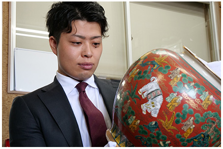 買取説明を行うスタッフのイメージ画像