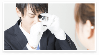 スタッフがお客様のご自宅へ訪問しているイメージ写真