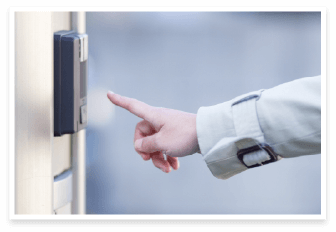 スタッフがお客様のご自宅へ訪問しているイメージ写真