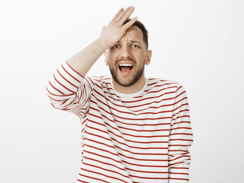 気が動転しているボーダーのカットソーを着た男